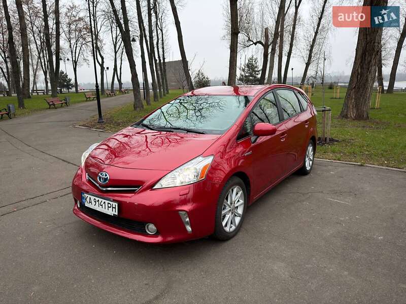 Хетчбек Toyota Prius v