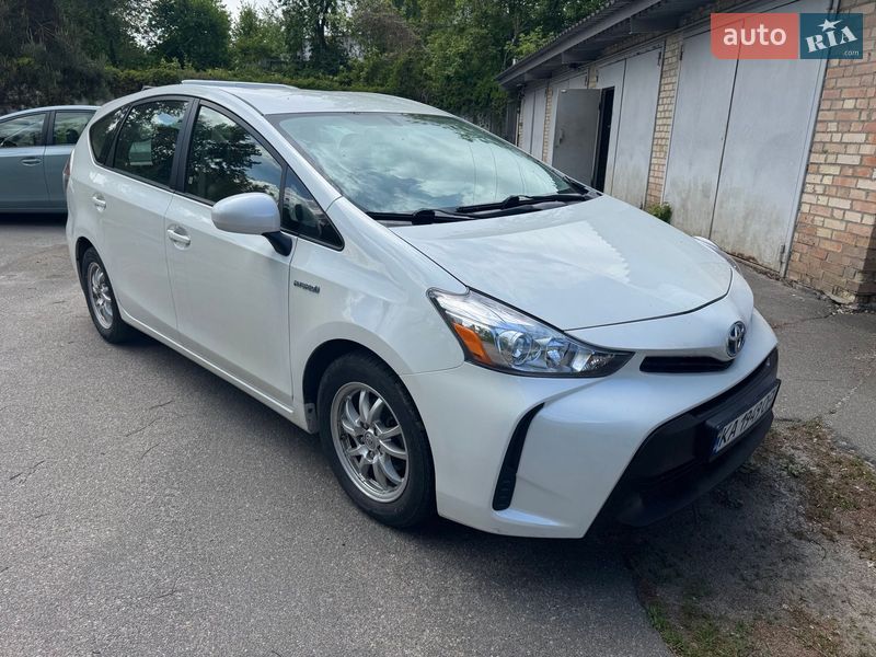 Універсал Toyota Prius v