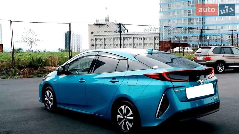 Седан Toyota Prius