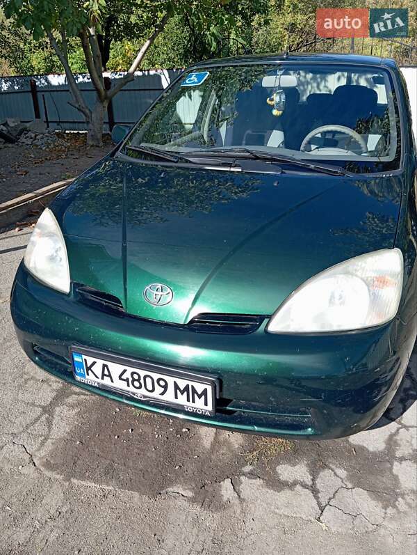 Седан Toyota Prius