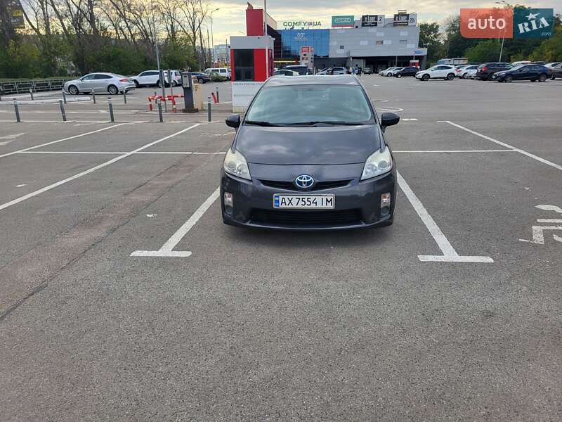 Хэтчбек Toyota Prius