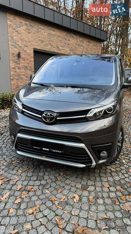 Минивэн Toyota Proace