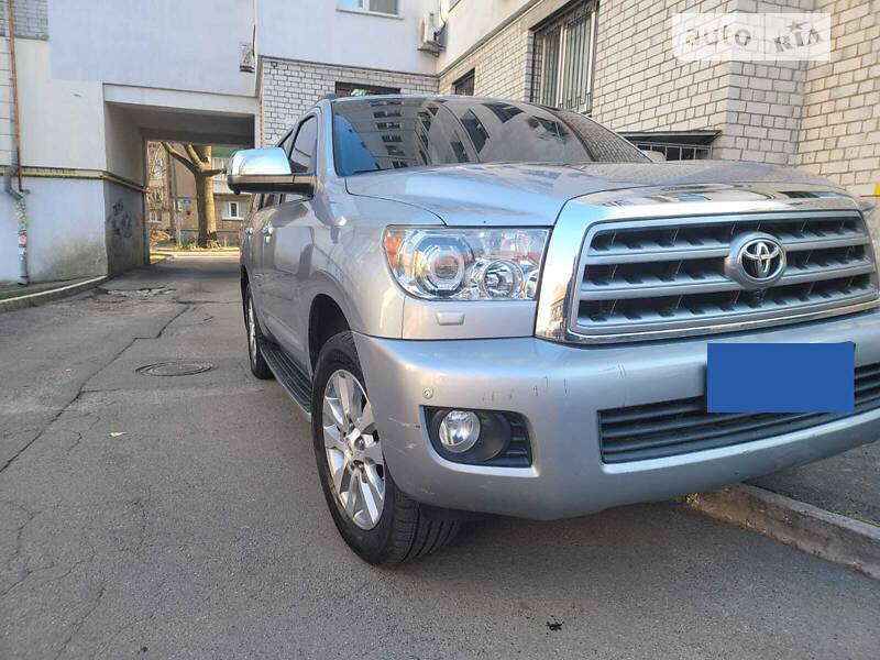 Седан Toyota Sequoia