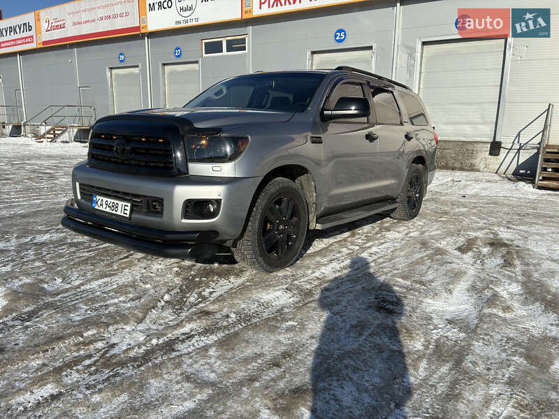 Позашляховик / Кросовер Toyota Sequoia
