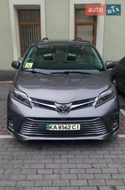 Toyota Sienna LE 2017