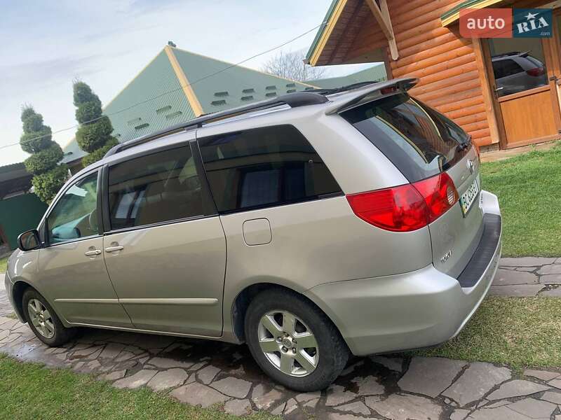 Универсал Toyota Sienna