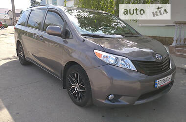 Toyota Sienna  2012