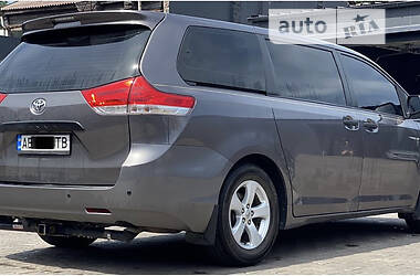 Toyota Sienna  2011