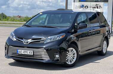 Toyota Sienna XLE 2017