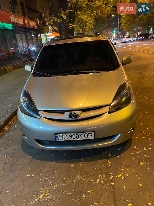 Мінівен Toyota Sienna