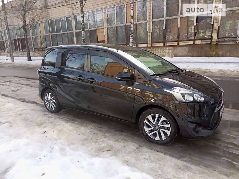 Легковые Toyota Sienta