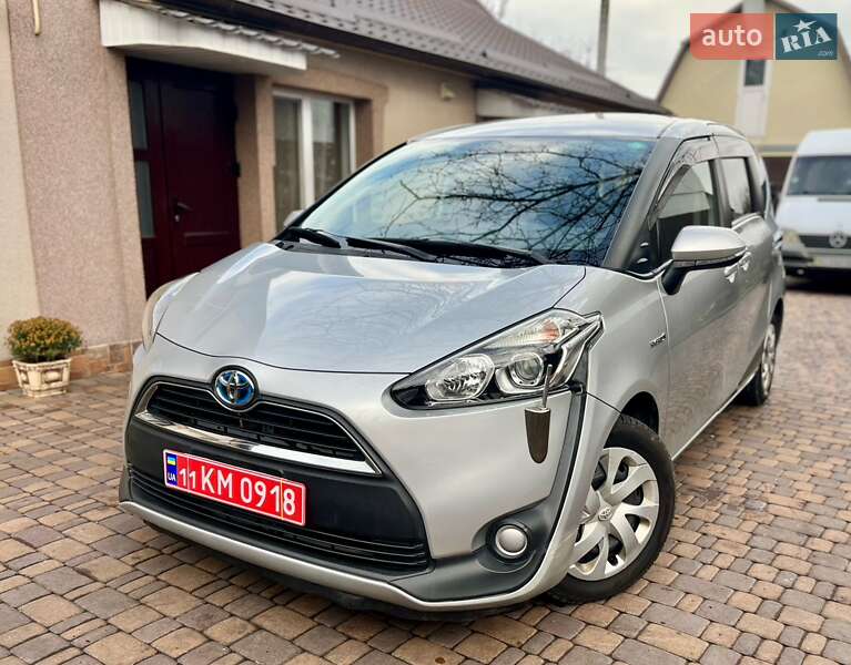 Мінівен Toyota Sienta