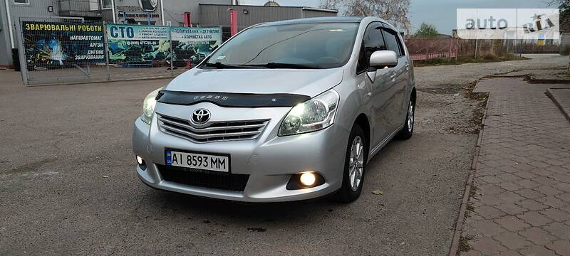 Хетчбек Toyota Verso