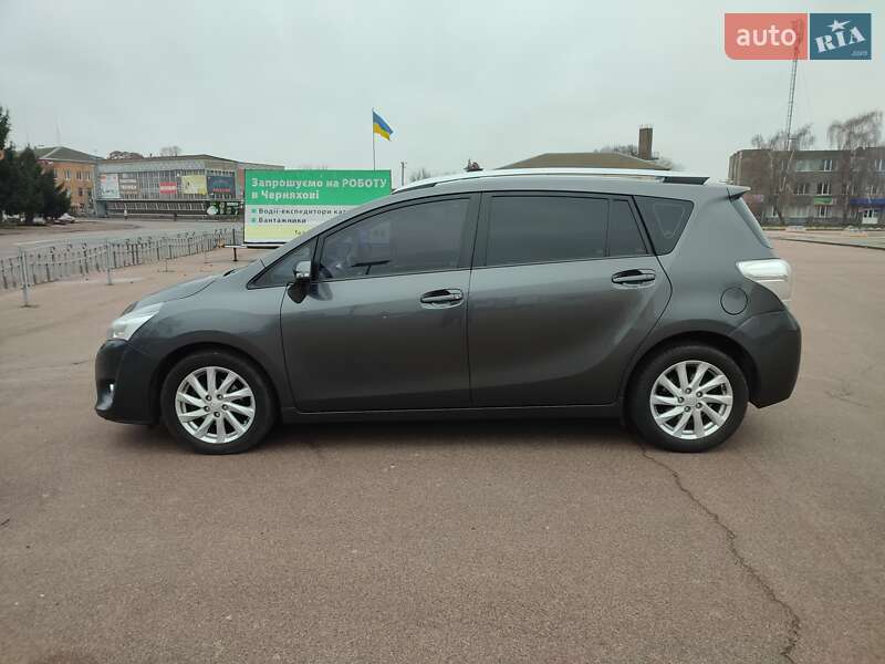 Легкові Toyota Verso