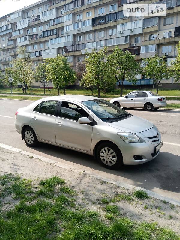 Седан Toyota Yaris