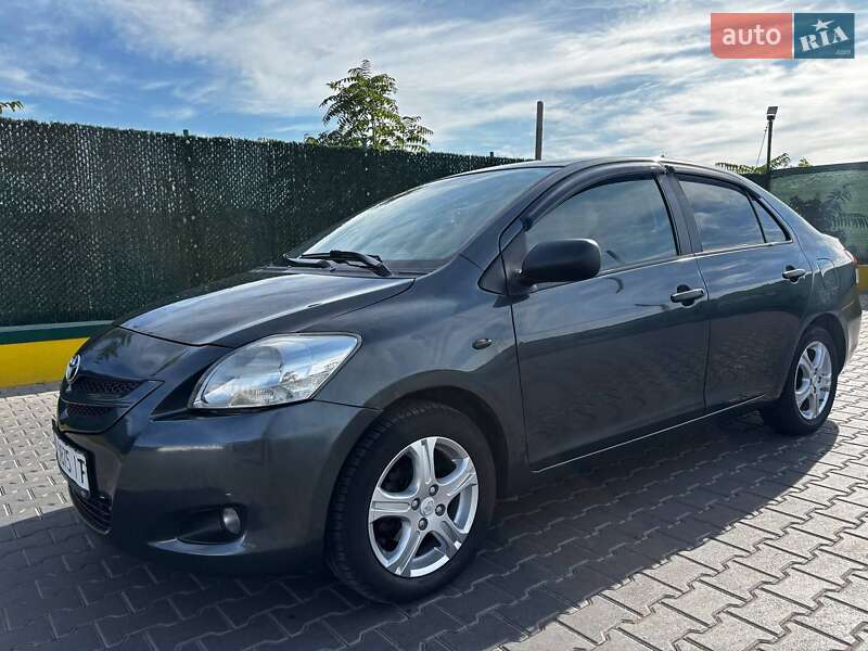 Седан Toyota Yaris