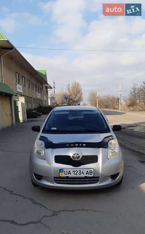 Хетчбек Toyota Yaris