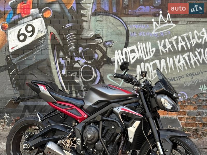 Мото Triumph Street Triple