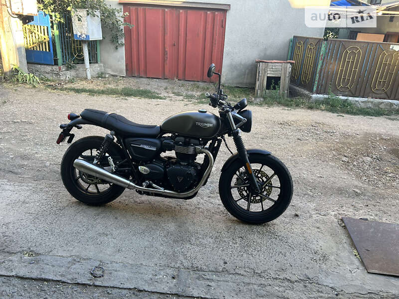 Triumph Street Twin