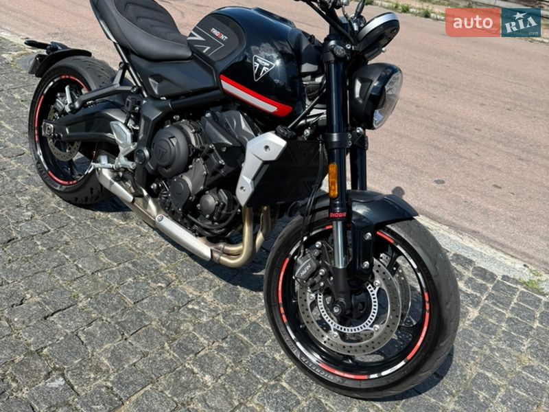 Кафе рейсер Triumph Trident
