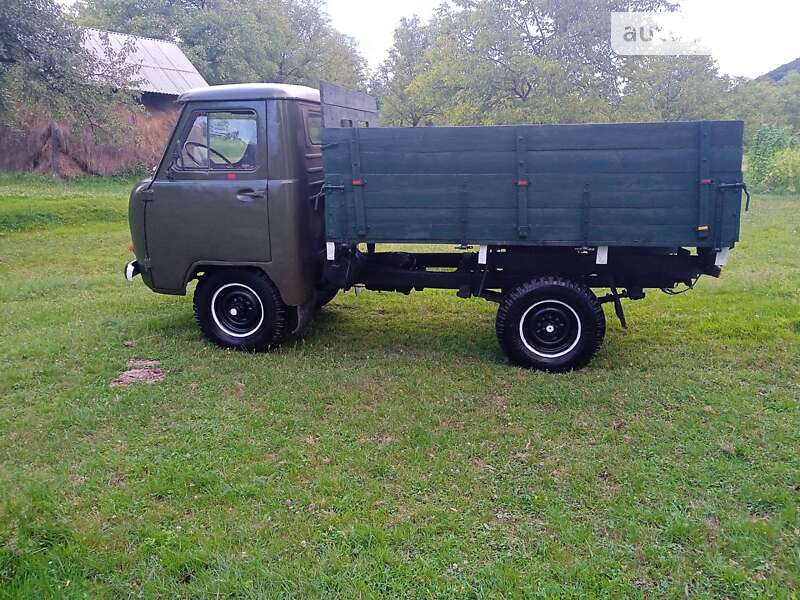 Седан УАЗ 3303