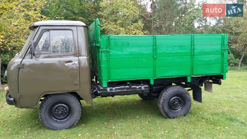 Седан УАЗ 3303