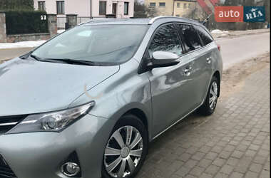 Характеристики Toyota Auris Универсал