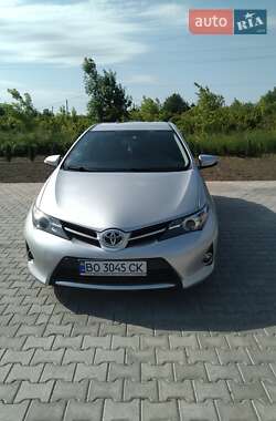 Характеристики Toyota Auris Універсал