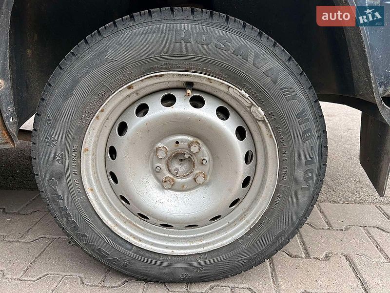 Седан ВАЗ / Lada 2107 2000 в Ровно