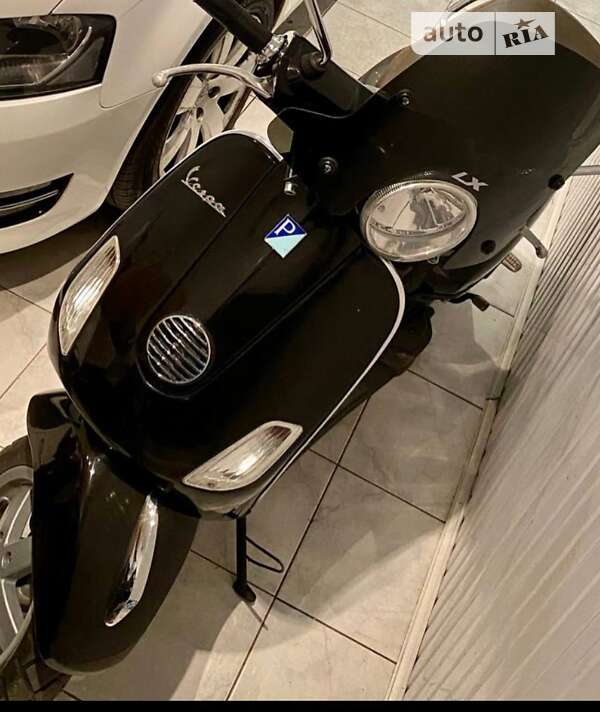 Скутер Vespa LX