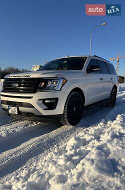 Характеристики Ford Expedition Внедорожник / Кроссовер