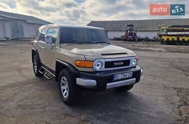 Характеристики Toyota FJ Cruiser Позашляховик / Кросовер