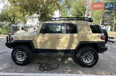 Характеристики Toyota FJ Cruiser Внедорожник / Кроссовер