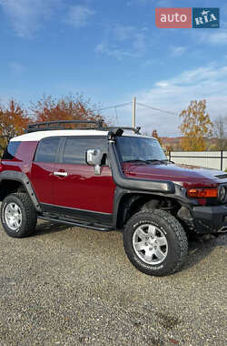 Характеристики Toyota FJ Cruiser Внедорожник / Кроссовер