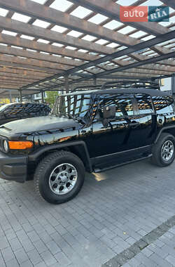 Характеристики Toyota FJ Cruiser Внедорожник / Кроссовер
