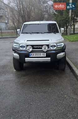 Характеристики Toyota FJ Cruiser Позашляховик / Кросовер