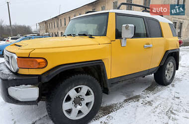 Характеристики Toyota FJ Cruiser Позашляховик / Кросовер