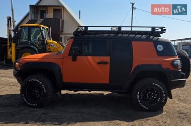 Характеристики Toyota FJ Cruiser Позашляховик / Кросовер