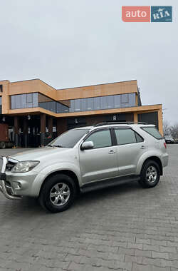 Характеристики Toyota Fortuner Позашляховик / Кросовер