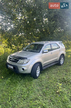 Характеристики Toyota Fortuner Внедорожник / Кроссовер