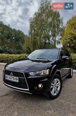 Характеристики Mitsubishi Outlander XL Позашляховик / Кросовер