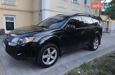 Характеристики Mitsubishi Outlander XL Позашляховик / Кросовер