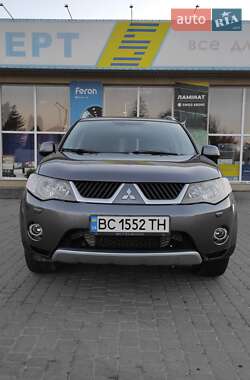 Характеристики Mitsubishi Outlander XL Внедорожник / Кроссовер