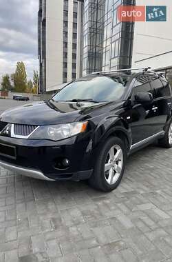 Характеристики Mitsubishi Outlander XL Внедорожник / Кроссовер