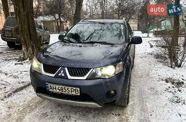Характеристики Mitsubishi Outlander XL Внедорожник / Кроссовер