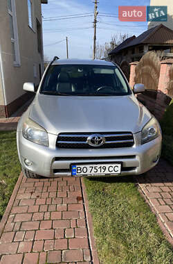 Характеристики Toyota RAV4 Позашляховик / Кросовер