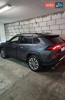 Характеристики Toyota RAV4 Позашляховик / Кросовер