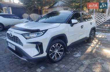 Характеристики Toyota RAV4 Позашляховик / Кросовер