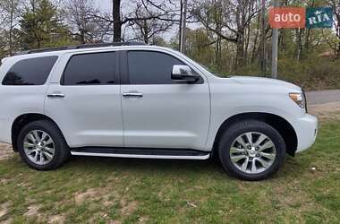 Характеристики Toyota Sequoia Позашляховик / Кросовер