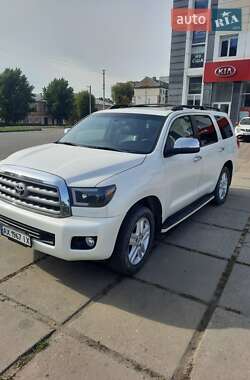 Характеристики Toyota Sequoia Позашляховик / Кросовер